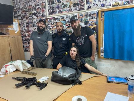 ضبط حقيبة وبداخلها بندقية m16 وذخيرة في مدينة الطيبه